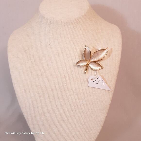 JJ Jonette Floral Brooch Delicate Ivory Enamel Gold Tone Leaves - Picture 1 of 7